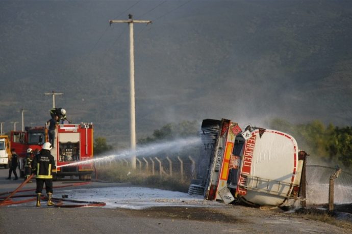 Bursa’da faciadan dönüldü! Metanol yüklü tanker devrildi!