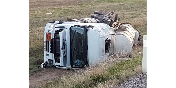 Sivas’ta Asit Yüklü Tanker Devrildi: 1 Yaralı