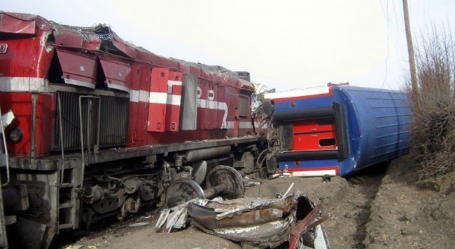 Kimyasal Madde Yüklü TIR’a tren çarptı! Yol Karantinaya Alındı